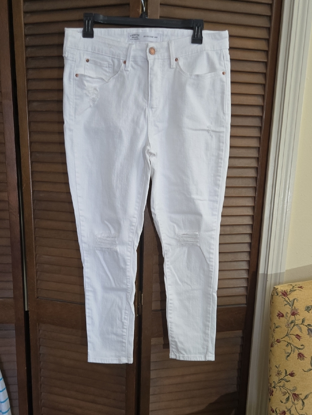 LEVI'S  White Skinny Jeans with Subtle Knee Distress